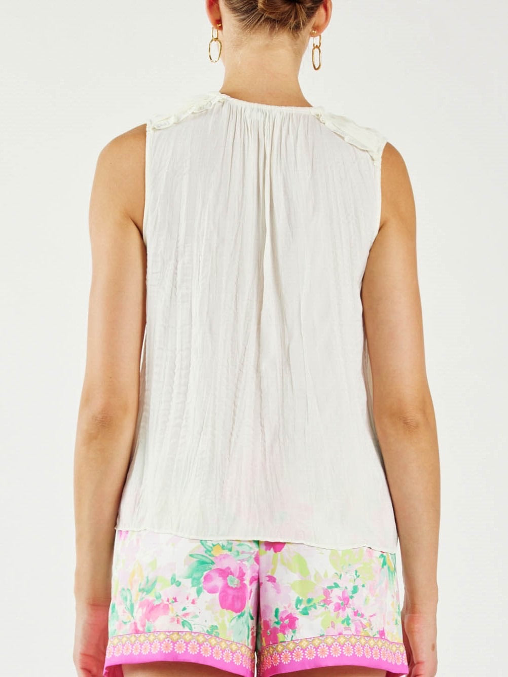 SLEEVELESS KEYHOLE NECK BLOUSE